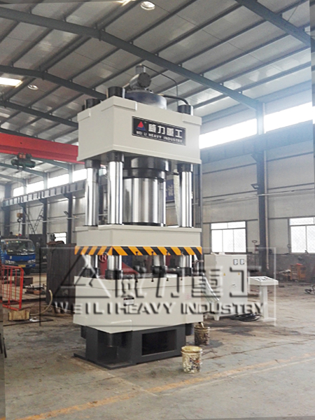 800噸三梁四柱液壓機生產車間實景拍攝圖