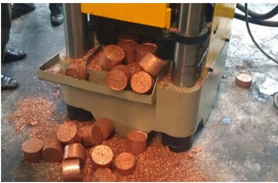 壓塊機的壓制實景圖