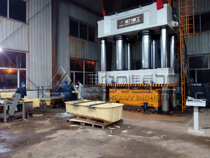 客戶使用玻璃鋼化糞池液壓機現(xiàn)場