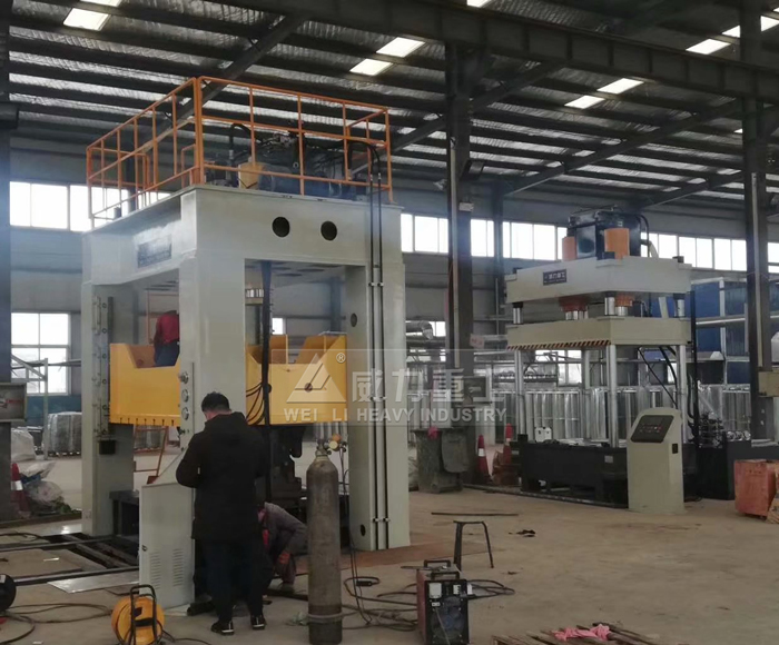 315噸框架式液壓機安裝現場