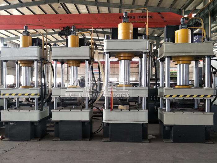 四柱液壓機(jī)實(shí)景2