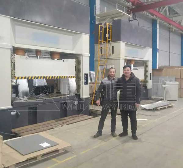 調試人員在客戶車間合影留念