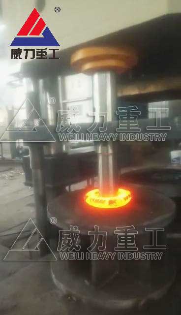1000噸四柱熱鐓機的加工現場