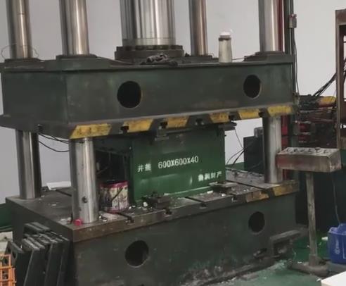 315噸樹脂井蓋成型液壓機模壓加工現場