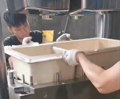 玻璃鋼廚房洗菜池的模壓生產過程