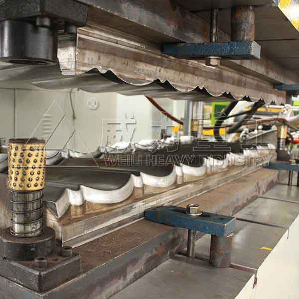 彩石金屬瓦壓制現(xiàn)場(chǎng)-彩石瓦模具