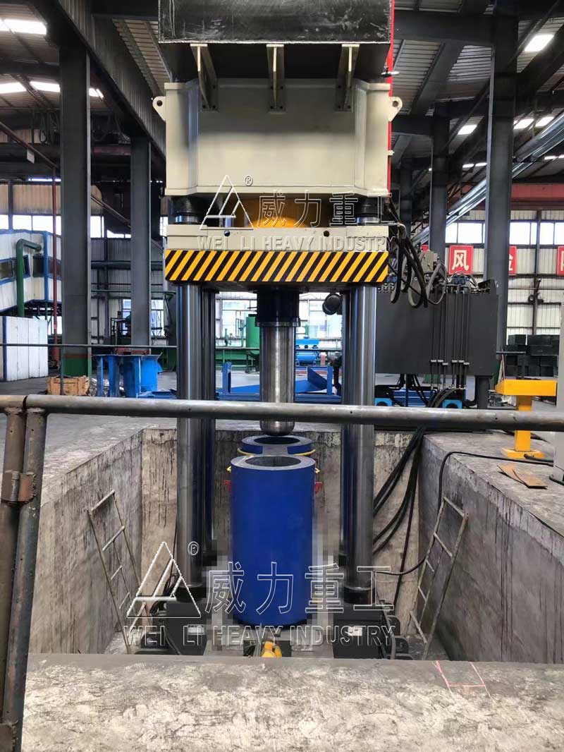 1500噸石墨坩堝液壓機客戶使用現場
