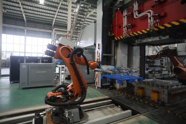 框架式液壓機模壓塑料托盤過程