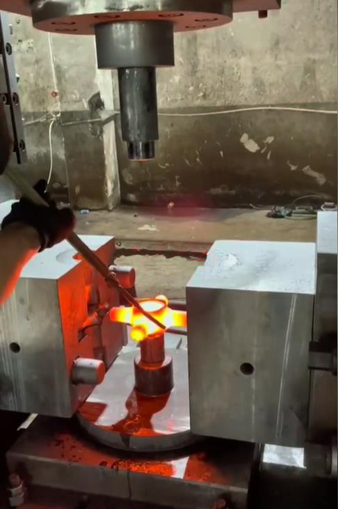 萬(wàn)向節(jié)十字軸鍛造過程