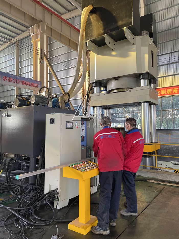 2000噸四梁四柱液壓機(坩堝、粉末、薄板拉伸)廠家調試