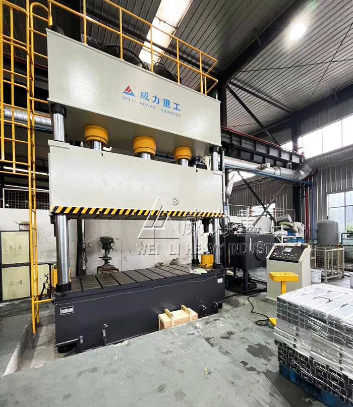 500噸三梁四柱油壓機客戶使用現(xiàn)場