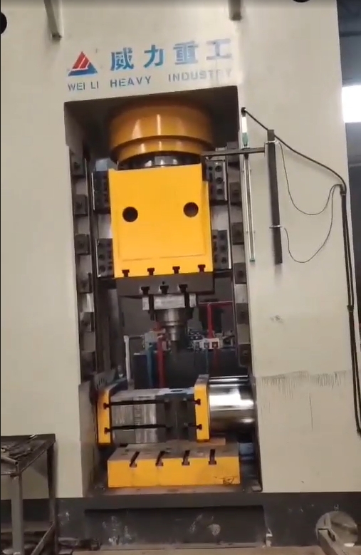 800噸鏈軌軸套三向鍛造液壓機客戶使用現場